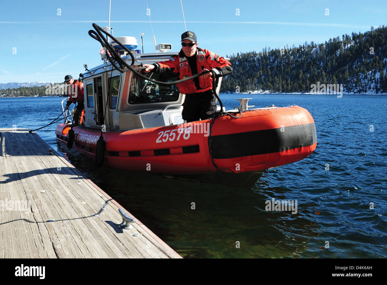 À Station Lake Tahoe, le personnel de la Garde côtière a démontré ses capacités de recherche et de sauvetage en lançant une ligne d'amarrage pour aider dans les situations d'urgence. Cet événement faisait partie des activités de la semaine dans la vie de la Garde côtière. Banque D'Images À Station Lake Tahoe, le personnel de la Garde côtière a démontré ses capacités de recherche et de sauvetage en lançant une ligne d'amarrage pour aider dans les situations d'urgence. Cet événement faisait partie des activités de la semaine dans la vie de la Garde côtière. Banque D'Images