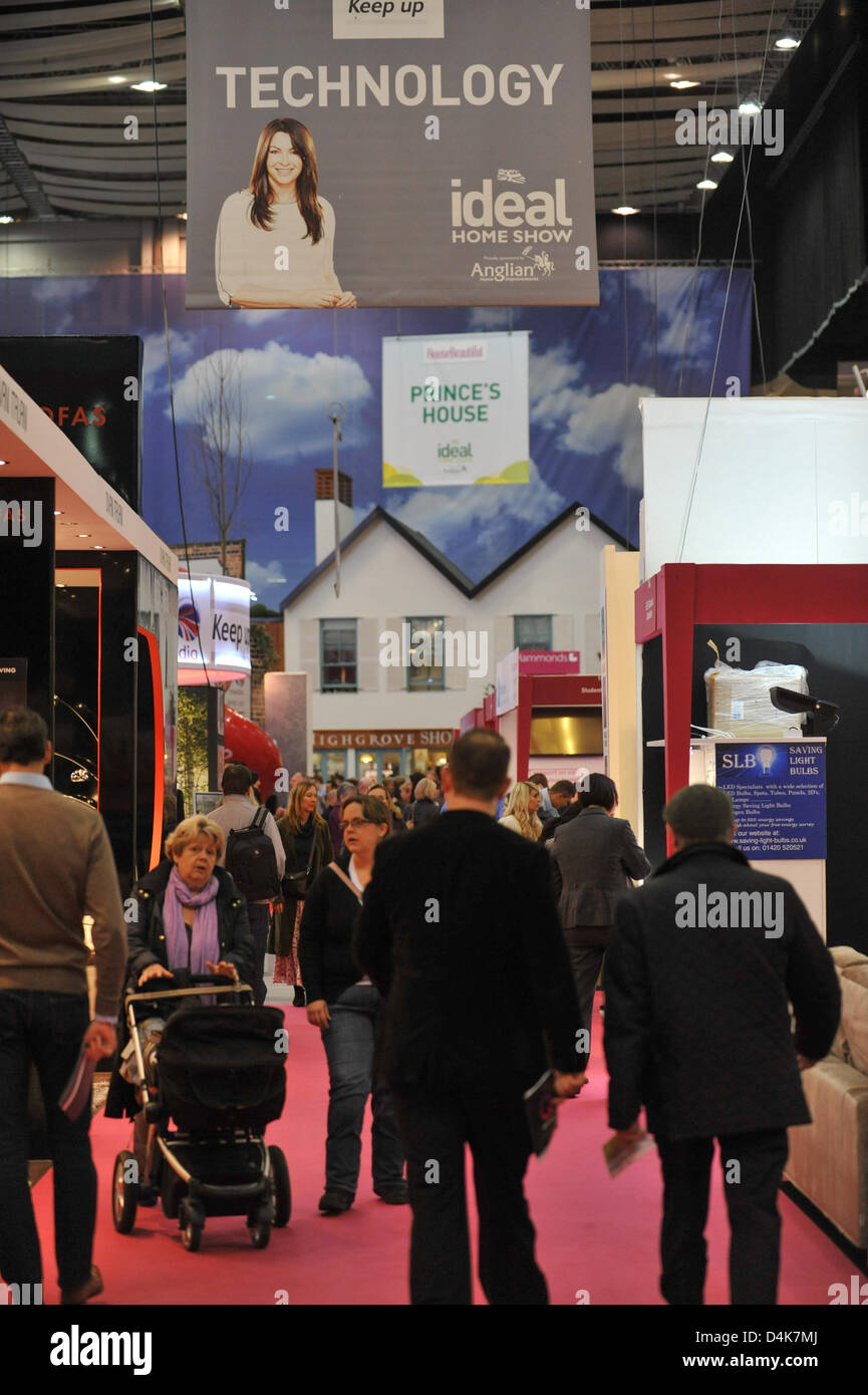 Earls Court, London, UK. 15 mars 2013. La foule à l'Ideal Home Show à Earls Court. L'Ideal Home Show à Earls Court est ouvert par des célébrités, Laurence Llewelyn-Bowen, Martin Lewis, Alan Titchmarsh, George Clarke, Melinda Messenger et John Challis. Crédit : Matthieu Chattle / Alamy Live News Banque D'Images