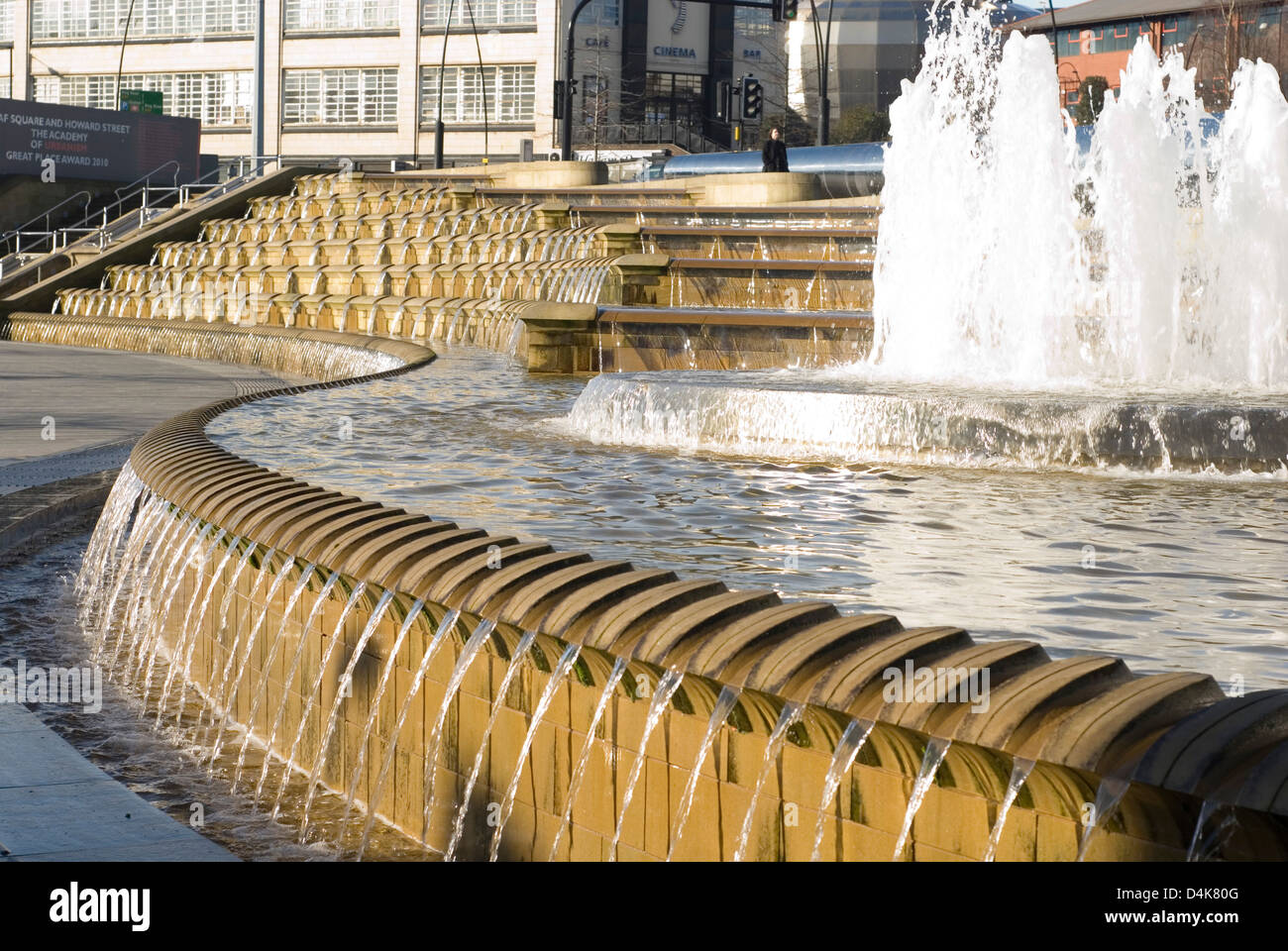 L'eau des Cascades en fonction de la place de la Gerbe, à l'extérieur de la gare, conçue par RPDT, Sheffield, Royaume-Uni Banque D'Images