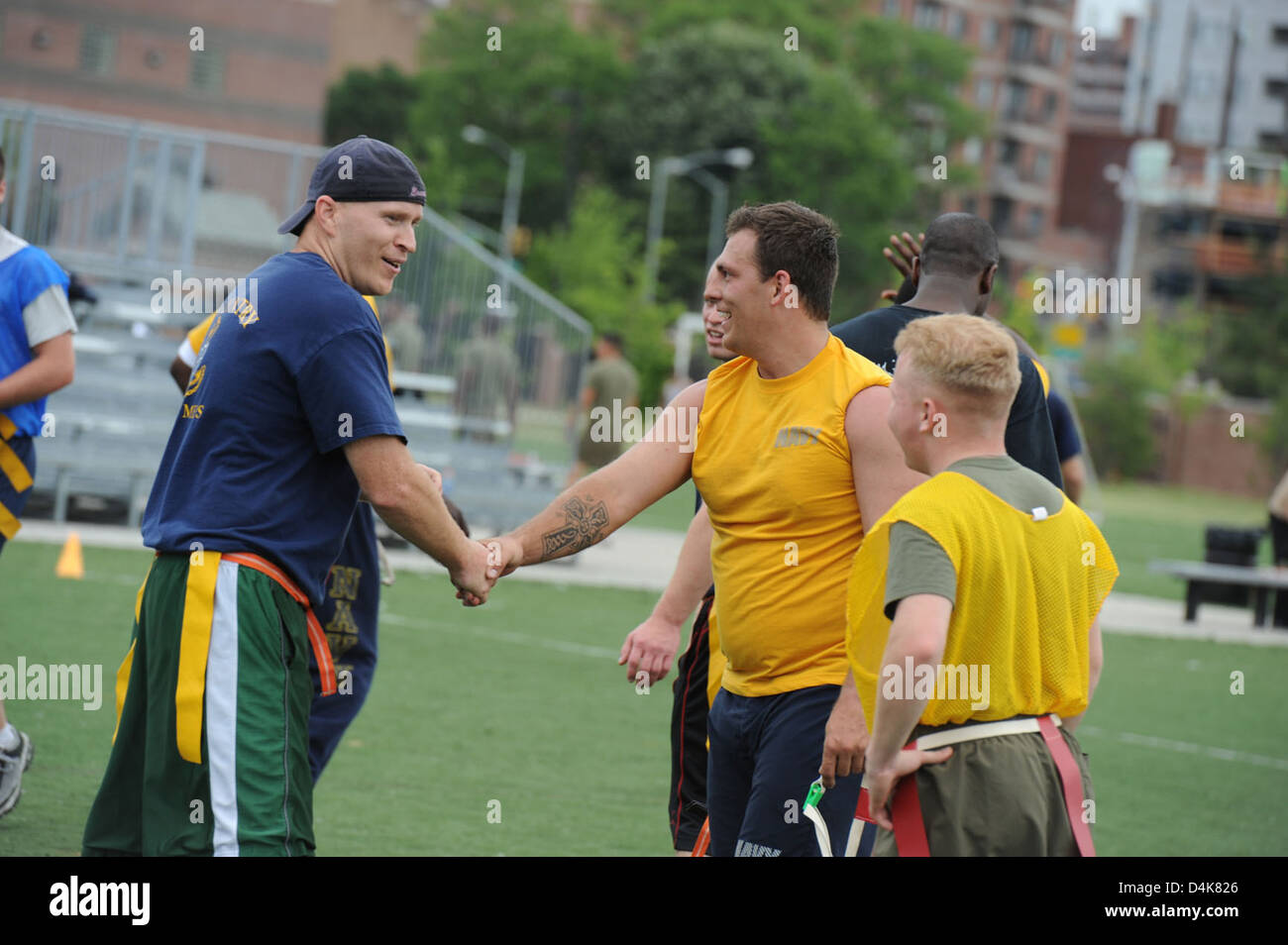 Le Coast Guard Cutter Campbell a participé à un match de football militaire tenu au Flushing Meadows Park dans le Queens, New York. Cet événement a favorisé la formation d’équipe et la camaraderie parmi le personnel militaire tout en favorisant la condition physique et la compétition amicale. Banque D'Images