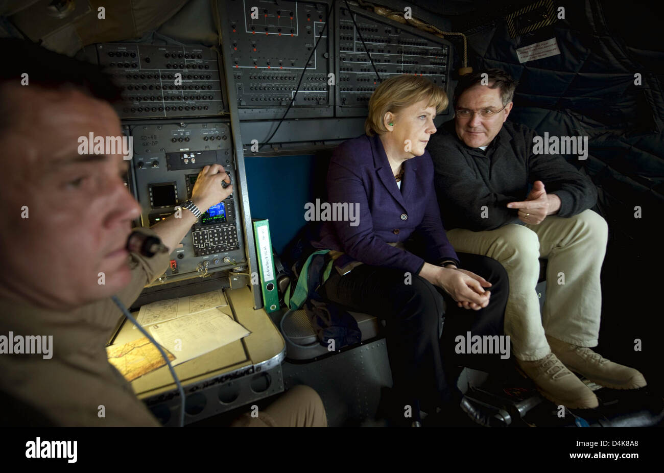 La chancelière allemande Angela Merkel (2-R) et le ministre allemand de la Défense Franz Josef Jung (R) onbaord parler allemand un avion de l'armée de l'air ?type Transall C-160 ? Au cours de leur vol de retour de Masar-i-Sharif en Afghanistan à termes en Ouzbékistan, 07 avril 2009. Merkel et Jung a séjourné en Afghanistan pendant deux jours, la visite des soldats de l'ISAF, contingent allemand projets scolaires et universitaires de la police Banque D'Images