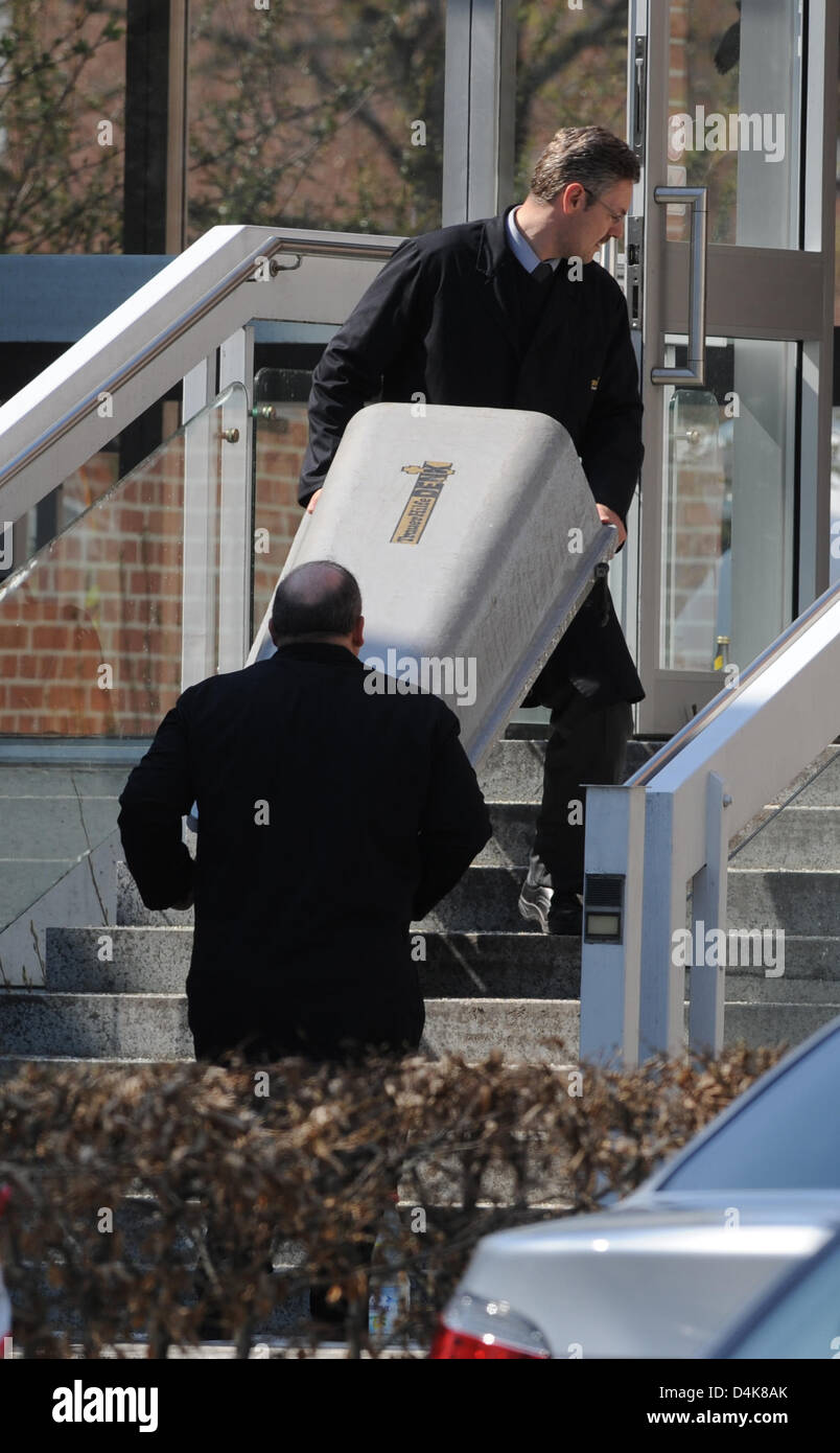 Deux hommes portent un cercueil dans l'édifice de la cour à Landshut, Allemagne, 07 avril 2009. Selon la police, deux personnes ont été tuées dans un gunshooting à Landshut ?s d'une cour de district. A 60 ans, tiré plusieurs coups de feu dans une salle de cour autour de 10:15 AM blessant deux personnes, tuant une femme et ensuite prendre sa propre vie. Photo : Armin Weigel Banque D'Images