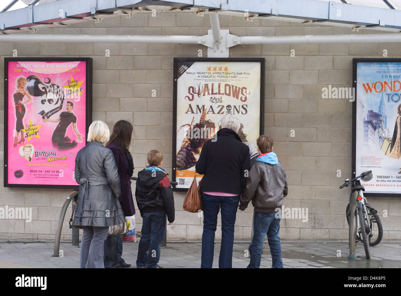 Une famille rassembler par signes, ce qui est sur la publicité à Sheffield théâtre Crucible, UK Banque D'Images