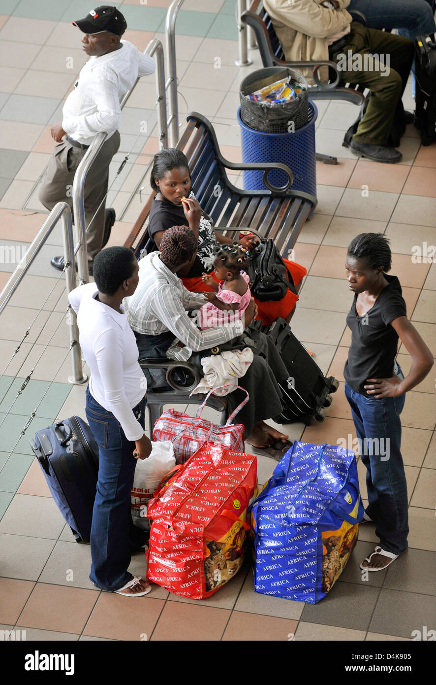 Attendre les voyageurs avec leurs bagages à la gare routière de  Johannesburg, Afrique du Sud, le 23 novembre 2008. Photo : Gero Breloer  Photo Stock - Alamy