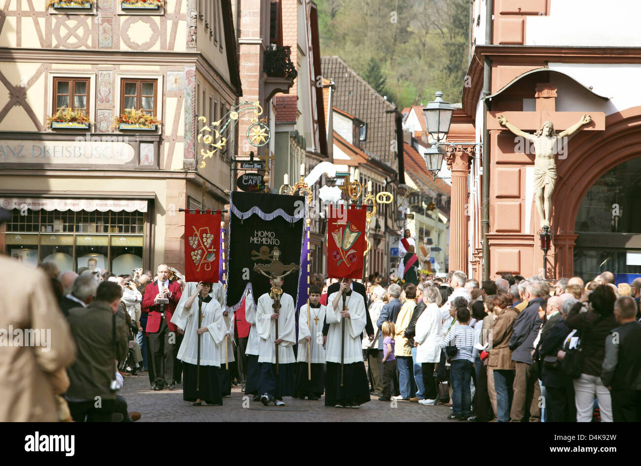 Le plomb des acolytes Le Vendredi Saint procession à Lohr am Main, Allemagne, 10 avril 2009. La procession à Lohr am Main est considéré comme unique en tant que membres de guildes d'artisans processus avec 13 grandes figures en bois silencieusement à travers la ville. Photo : MARCUS FUEHRER Banque D'Images