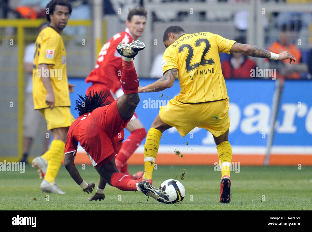 Dortmund ?s Patrick Owomoyela (L) et Kevin Prince Boateng (R) lutte pour le ballon avec Milivoje Novakovic Cologne ?s (dos) et Derek Boatenk (C) au cours de la Bundesliga match Borussia Dortmund vs 1. FC Cologne au stade Signal Iduna Park de Dortmund, Allemagne, 11 avril 2009. Dortmund a battu Cologne 3-1. Photo : Bernd Thissen Banque D'Images