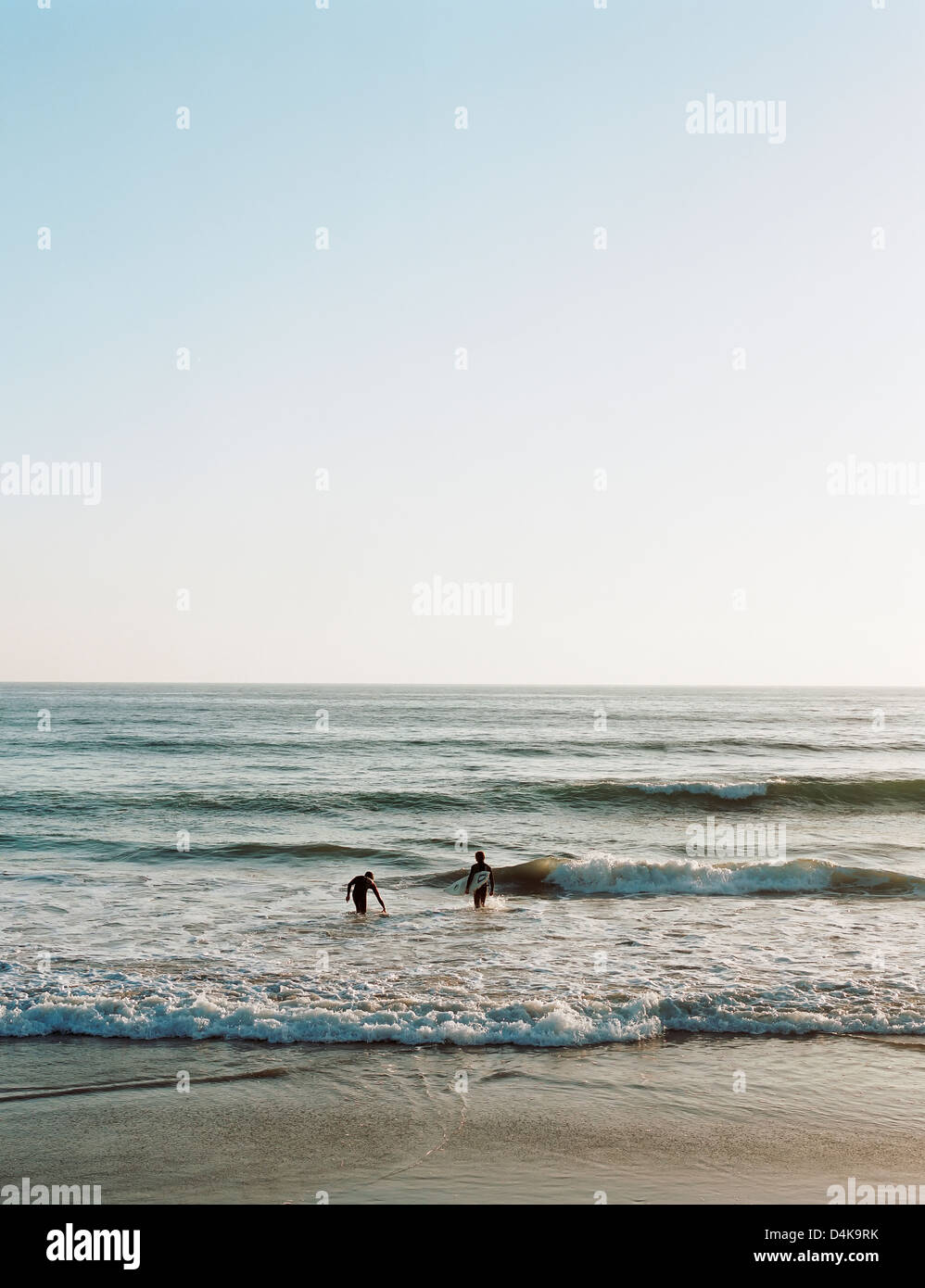 Balades dans les vagues de Surfers on beach Banque D'Images