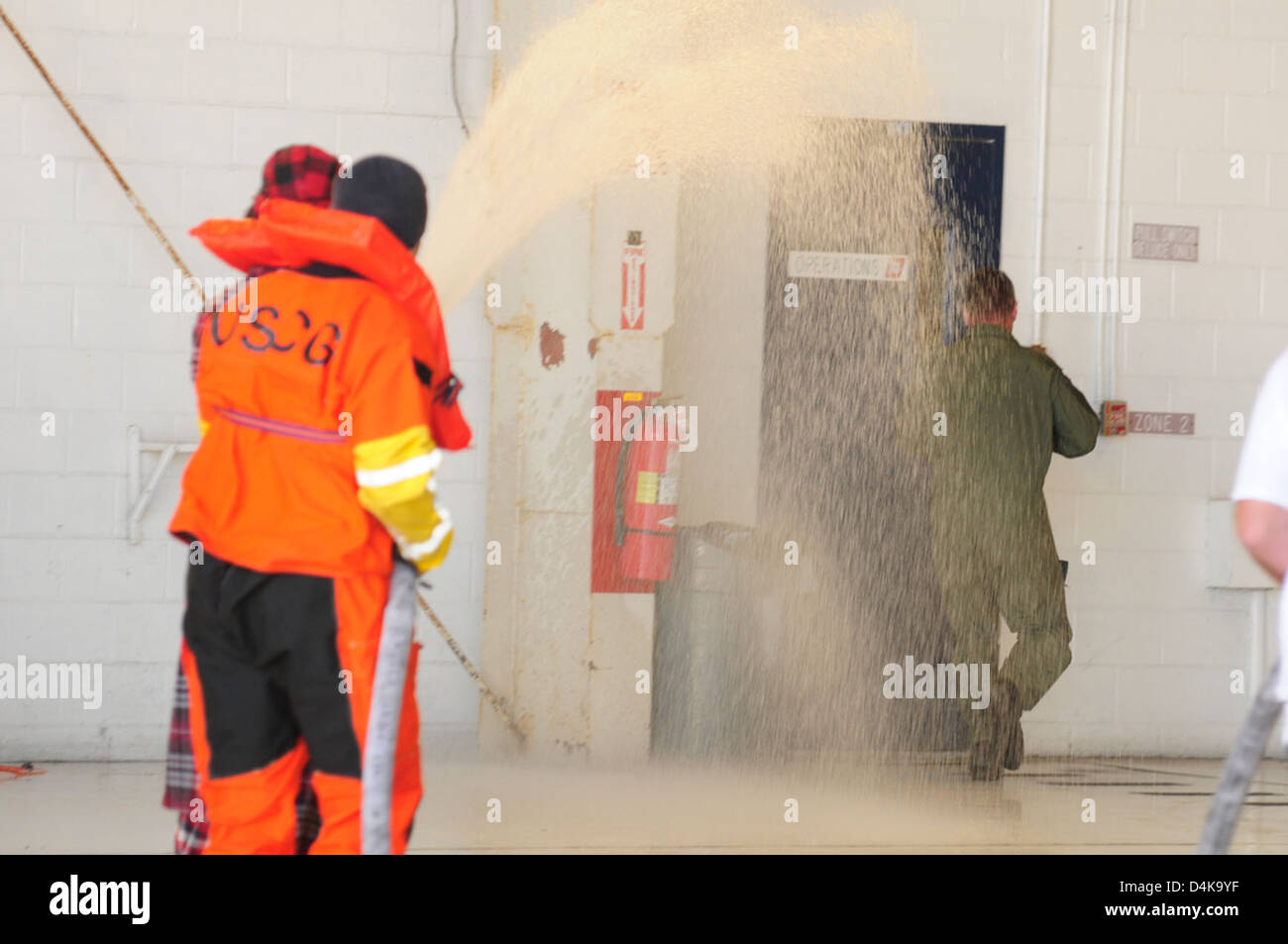 Le personnel de la Station aérienne Clearwater participe à un événement visant à rehausser le moral en lavant l'avion HC-130 Hercules. Cette activité favorise le travail d'équipe et stimule l'esprit des équipiers pendant les opérations de routine. Banque D'Images
