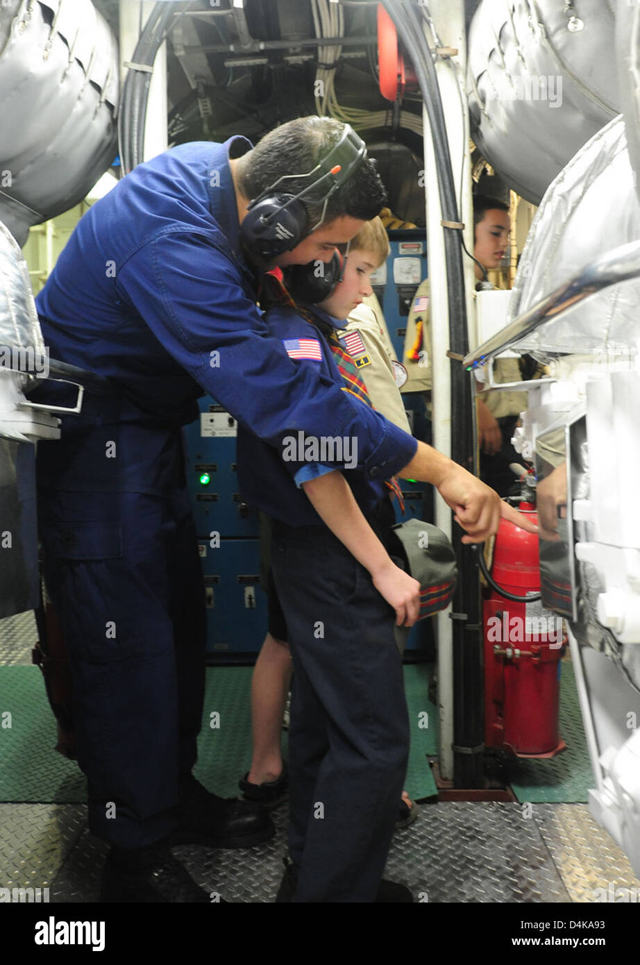 Les CUB Scouts visitent le Cutter Kingfisher de la Garde côtière, pour en apprendre davantage sur les opérations du navire et le rôle du personnel de la Garde côtière américaine dans les missions de sécurité maritime et de sauvetage. Banque D'Images