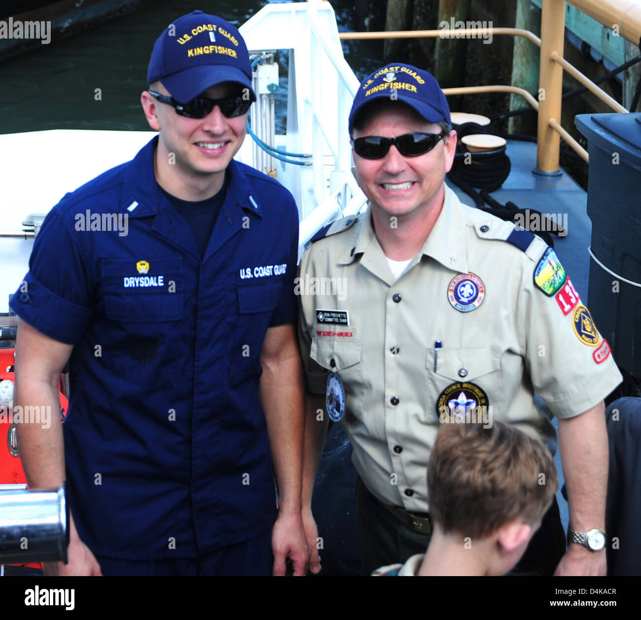 Les CUB Scouts ont visité le Cutter Kingfisher de la Garde côtière, pour en apprendre davantage sur les opérations, la mission et le rôle de la Garde côtière dans la protection des intérêts maritimes. La visite visait à sensibiliser les scouts à l’importance du travail de la Garde côtière. Banque D'Images