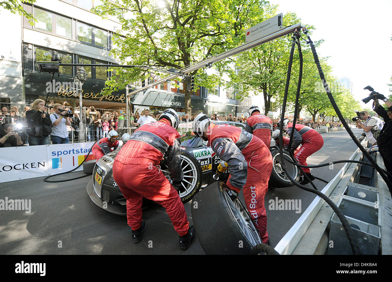 Changer de pneus mécanique sur la voiture de Timo Scheider pendant le DTM sur présentation à Koenigsallee Duesseldorf, Allemagne, 19 avril 2009. DTM débutera le 17 mai 2009 à l ?Hockenheimr ? Le circuit de course. Photo : David Ebener Banque D'Images