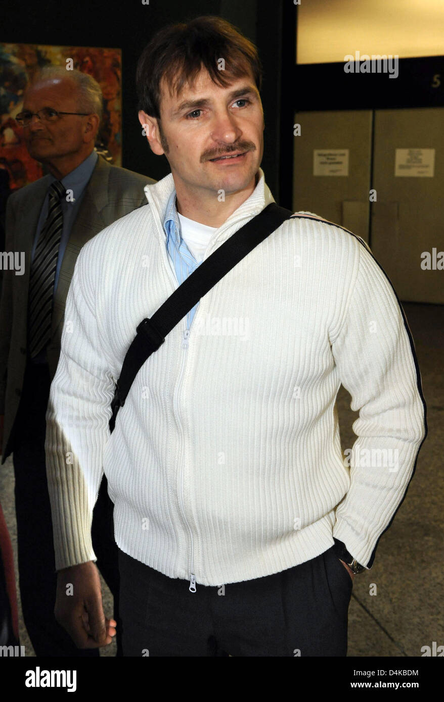 Accusé Harry Woerz photographié à la cour régionale de Mannheim, Allemagne, 22 avril 2009. Woerz est accusé de tentative d'homicide involontaire de son ex-épouse, une femme policier. La Cour de justice a annulé l'acquittement d'octobre 2006 pour réinitialiser le procès d'homicide. Photo : Norbert Foersterling Banque D'Images