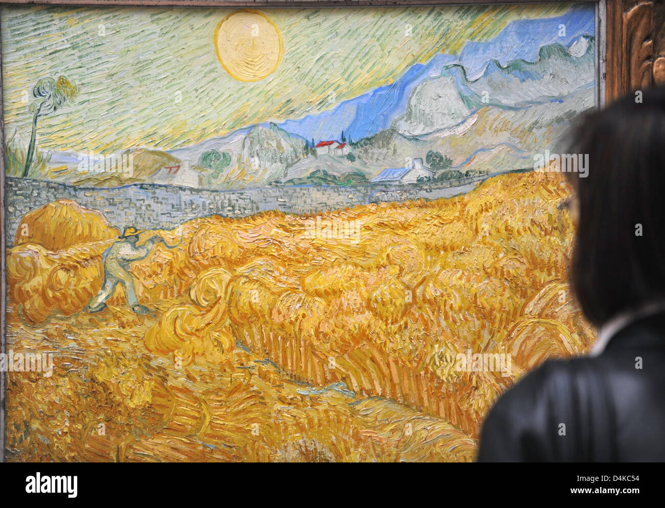 Un journaliste examine la peinture ?Le Semeur ? Par Vincent van Gogh (1889)  à ?Kunstmuseum ? À Bâle, en Suisse, le 23 avril 2009. ?Kunstmuseum ? À Bâle  présente l ?exposition Van