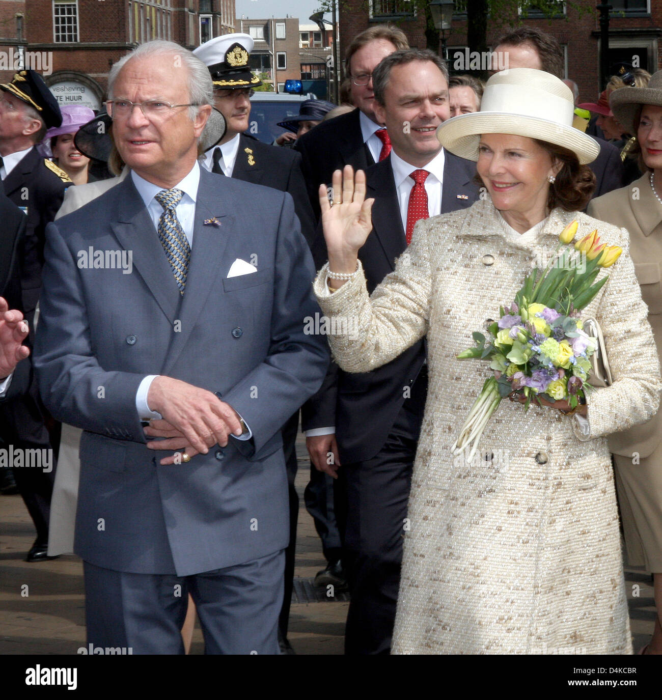 Le Roi Carl XVI Gustaf de Suède (L) et de la Reine Silvia de Suède (R) visiter  Groningen, Pays-Bas, 23 avril 2009. Le Couple royal suédois est sur une  visite d'Etat de