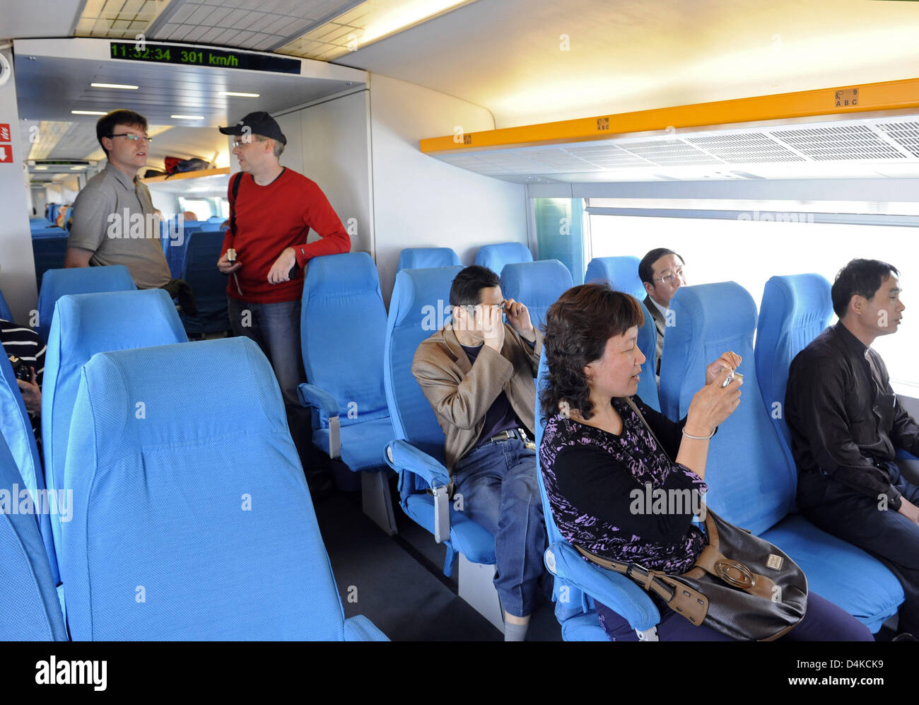 Les passagers assis dans le Shanghai Maglev Train (Transrapid) à Shanghai, Chine, le 21 avril 2009. Photo : Marijan Murat Banque D'Images