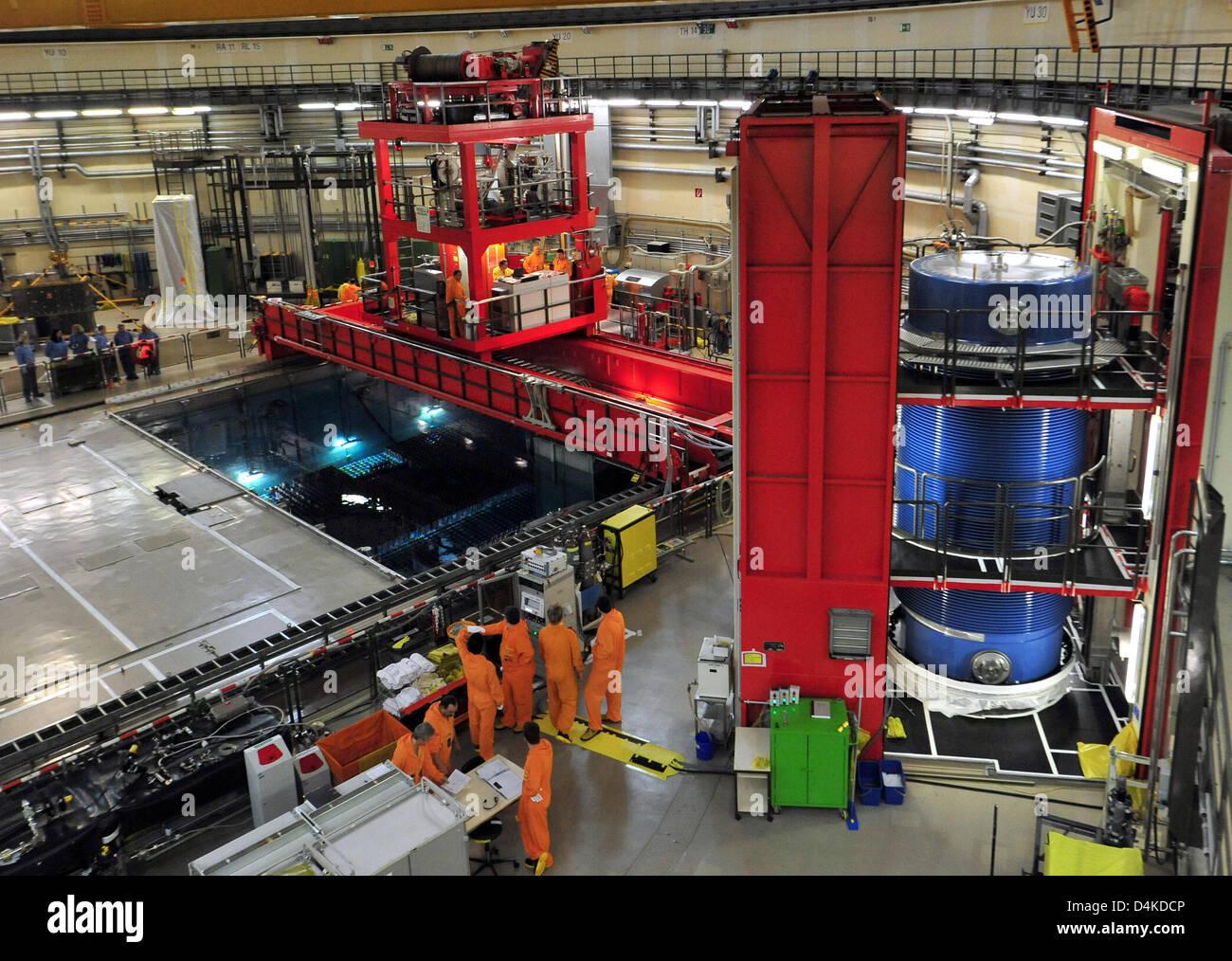 Un Castor (R), pour le stockage et le transport de matières radioactives, est prête à être remplie de déchets nucléaires à la centrale nucléaire de Gundremmingen (, Allemagne, 04 février 2009. L'Allemagne est de Gundremmingen ?s plus haute-sorties nuclear power plant avec un total de 20,6 milliards de kilowattheures produits en 2008. Photo : Stefan Udry Banque D'Images