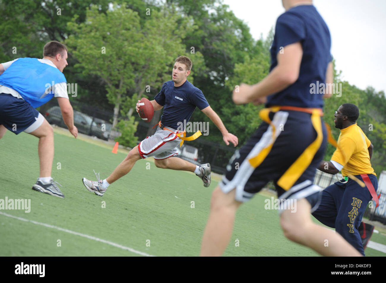 Le Coast Guard Cutter Campbell a accueilli un match de football américain au Flushing Meadows Park dans le Queens, New York. L'événement était une initiative d'engagement communautaire visant à promouvoir l'activité physique et la camaraderie parmi les membres du service. Banque D'Images