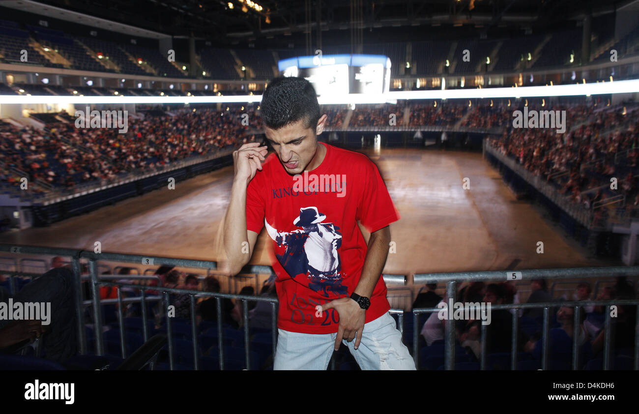 Un fan des danses avant la couverture en direct de la cérémonie de deuil de Michael Jackson à l'event hall ?O2-World ? À Berlin, Allemagne, 07 juillet 2009. Jackson était mort inopinément à l'âge de 50 ans le 25 juin 2009. Photo : Hannibal Banque D'Images