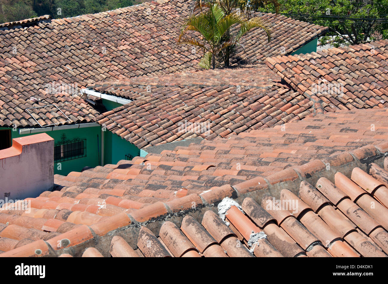 Toits de tuiles d'argile de style espagnol sur des maisons à Santa Lucia, au Honduras. Banque D'Images