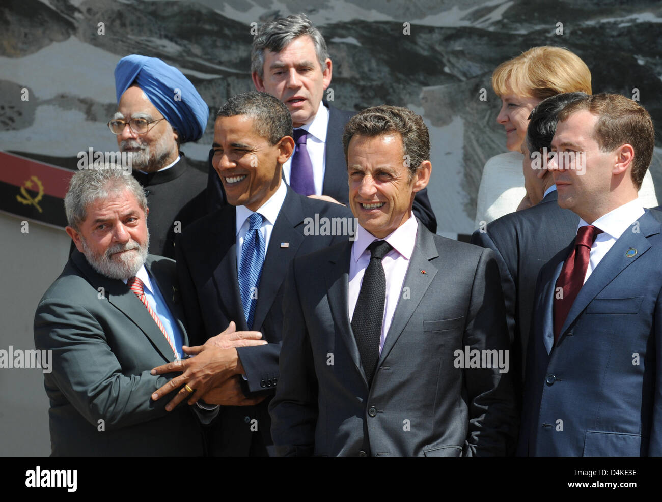 (L-R) Le Président brésilien Luiz Inacio Lula da Silva, le Premier Ministre indien Manmohan Singh, le président américain Barack Obama, le Premier ministre britannique Gordon Brown, le président français Nicolas Sarkozy, la chancelière allemande Angela Merkel et le président russe Dmitri Medvedev quitter le podium après une photo de groupe du G5 et les dirigeants du G8 lors du Sommet du G8 à L'Aquila, Italie, 09 juillet 2009. Photo : PEER Banque D'Images