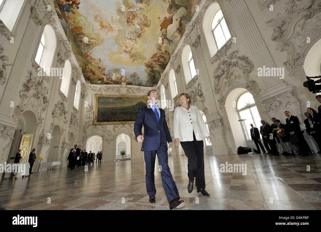 La chancelière allemande Angela Merkel et le président russe Dmitri Medvedev à pied à travers la salle de fête à l'assemblée plénière de la 11e consultations germano-russes à Schleissheim à Oberschleissheim près de Munich, Allemagne, 16 juillet 2009. Photo : JOERG KOCH Banque D'Images