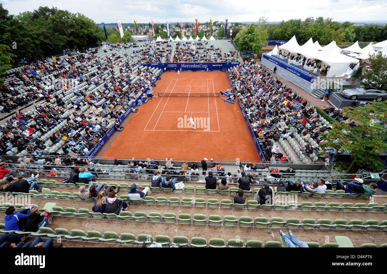 Vue sur le Centre Court pendant le match demi-finale de l'Allemagne ?s Nicolas Kiefer et la France ?s Viktor Troicki à la Mercedes Cup à Stuttgart, Allemagne, 18 juillet 2009. Photo : BERND WEISSBROD Banque D'Images