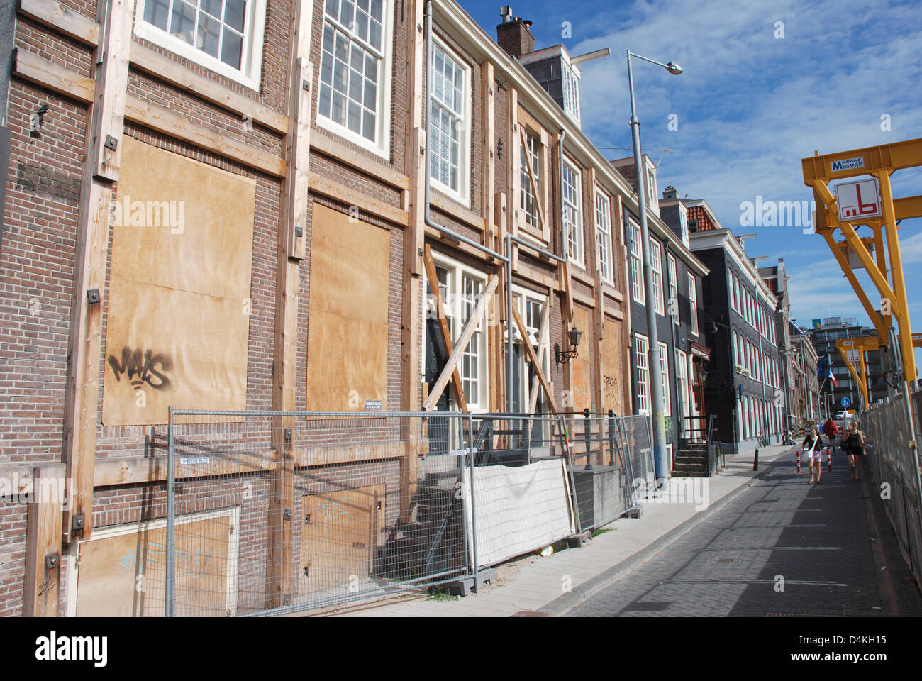 Évacués et clôturèrent maisons sont présentées à côté d'un chantier souterrain dans le centre-ville d'Amsterdam, Pays-Bas, le 21 juillet 2009. La construction d'une nouvelle ligne de métro d'Amsterdam a été la cause de préoccupation. Conserve l'eau, brisant plusieurs maisons le long des 10 kilomètres de long de la ligne de métro a coulé et a dû être évacué. Jusqu'à présent, les coûts pour l'immeuble hav Banque D'Images