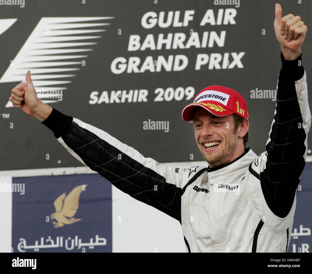 Pilote de Formule 1 britannique Jenson Button de Brawn GP célèbre sur le podium après avoir remporté le Grand Prix de Formule 1 de Bahreïn sur le Circuit International de Bahreïn, Sakhir, Bahreïn, le 26 avril 2009. Button termine premier devant Vettel pilote de Formule 1 Allemand de Red Bull en deuxième place et pilote de Formule 1 Italien Trulli de Toyota en troisième. Photo : FELIX HEYDER Banque D'Images