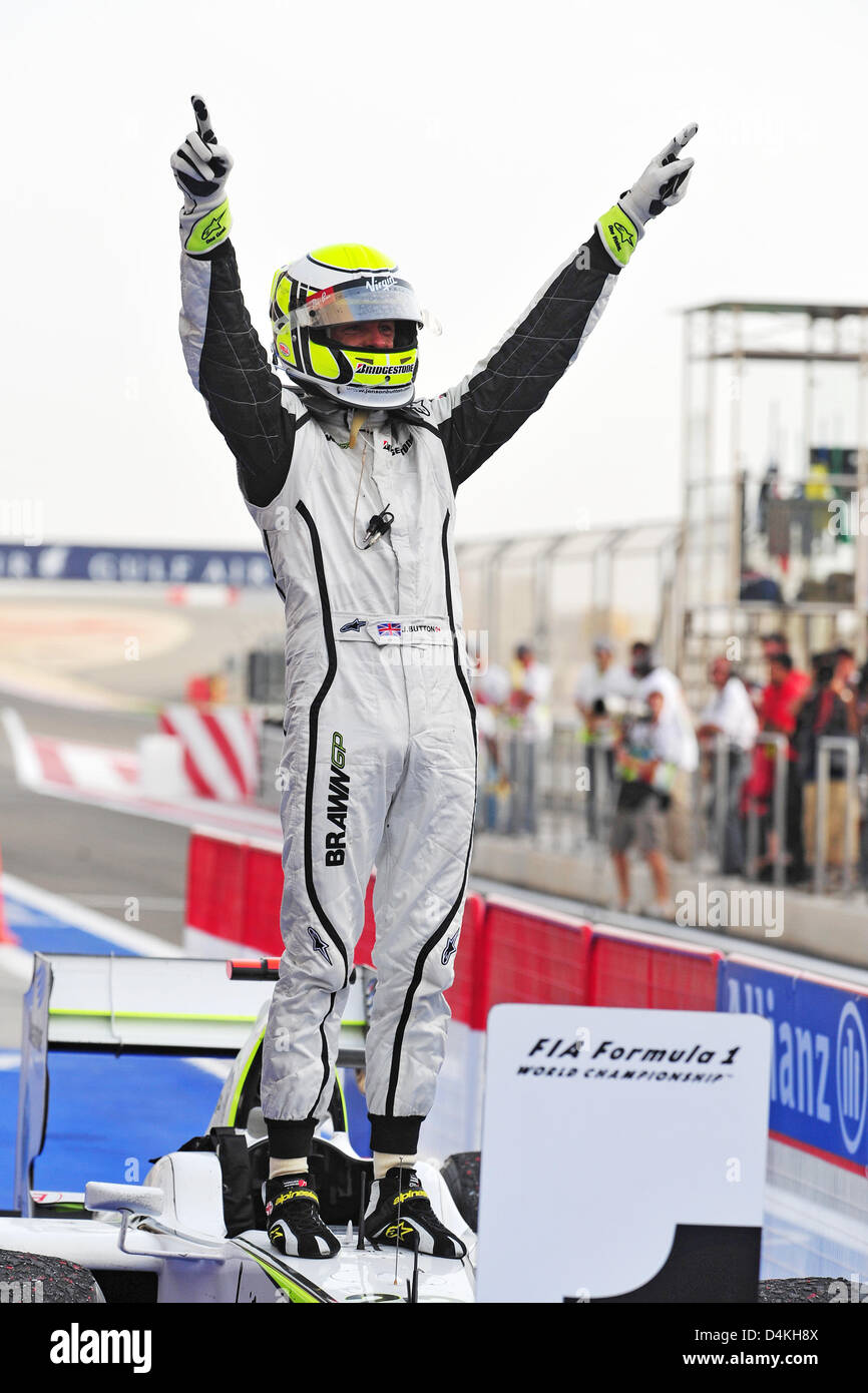 Pilote de Formule 1 britannique Jenson Button de Brawn GP célèbre après avoir remporté le Grand Prix de Formule 1 de Bahreïn sur le Circuit International de Bahreïn, Sakhir, Bahreïn, le 26 avril 2009. Button termine premier devant Vettel pilote de Formule 1 Allemand de Red Bull en deuxième place et pilote de Formule 1 Italien Trulli de Toyota en troisième. Photo : Carmen Jaspersen Banque D'Images