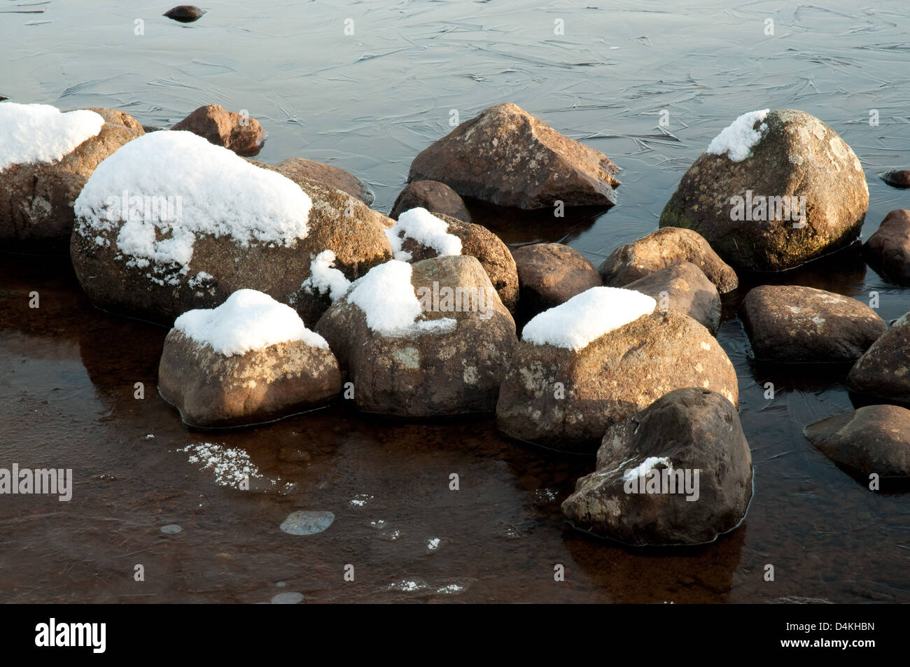 Des pierres couvertes de neige Banque D'Images