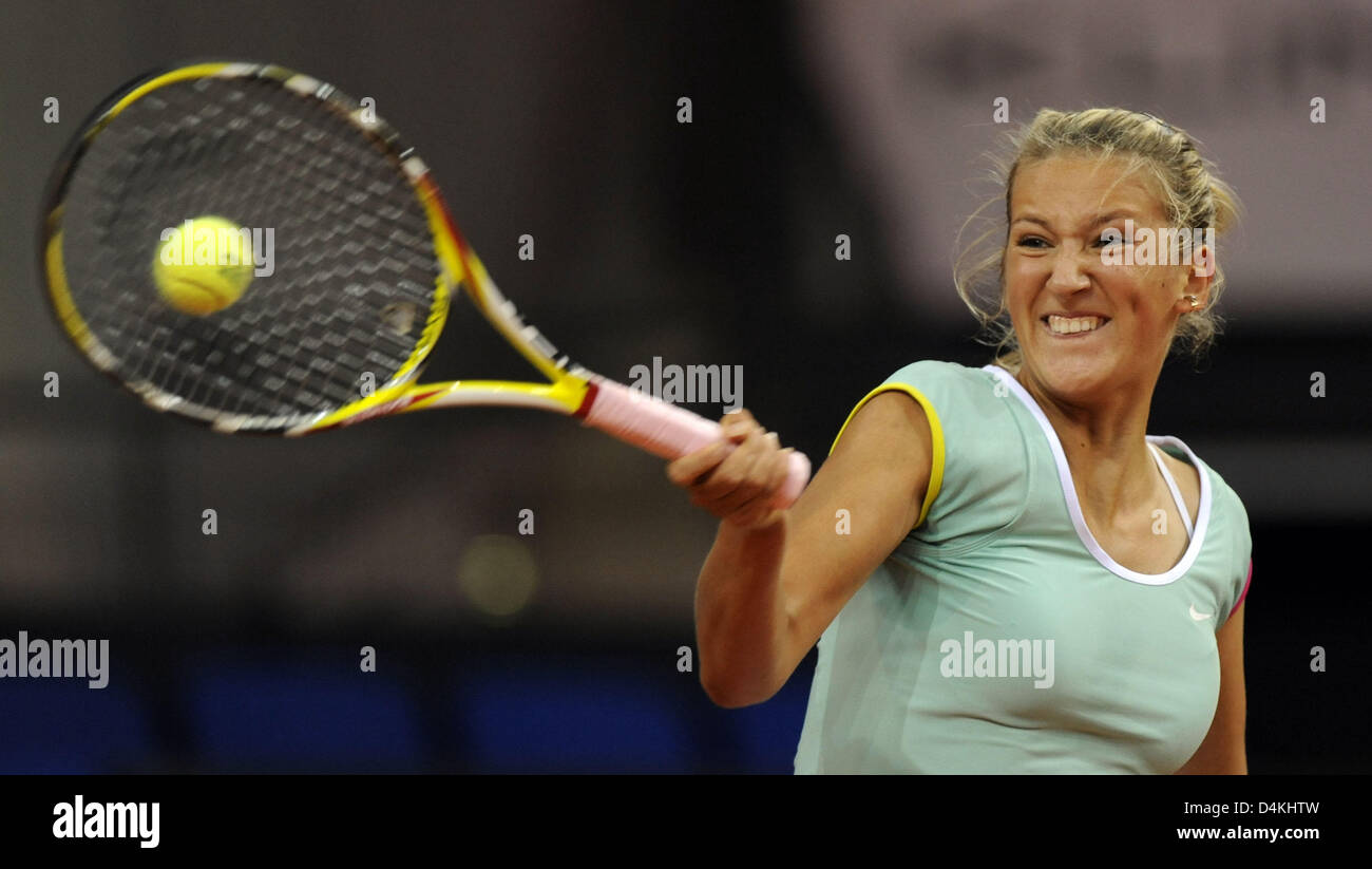 Victoria Azarenka du Bélarus renvoie un coup droit lors de son match contre l'Espagne ?s Carla Suarez Navarro à la Porsche Tennis Grand Prix à Stuttgart, Allemagne, 27 avril 2009. Azarenka bat Suarez Navarra 6-1, 6-4 au tournoi intérieur doté de 700 000 dollars US. Photo : Marijan Murat Banque D'Images