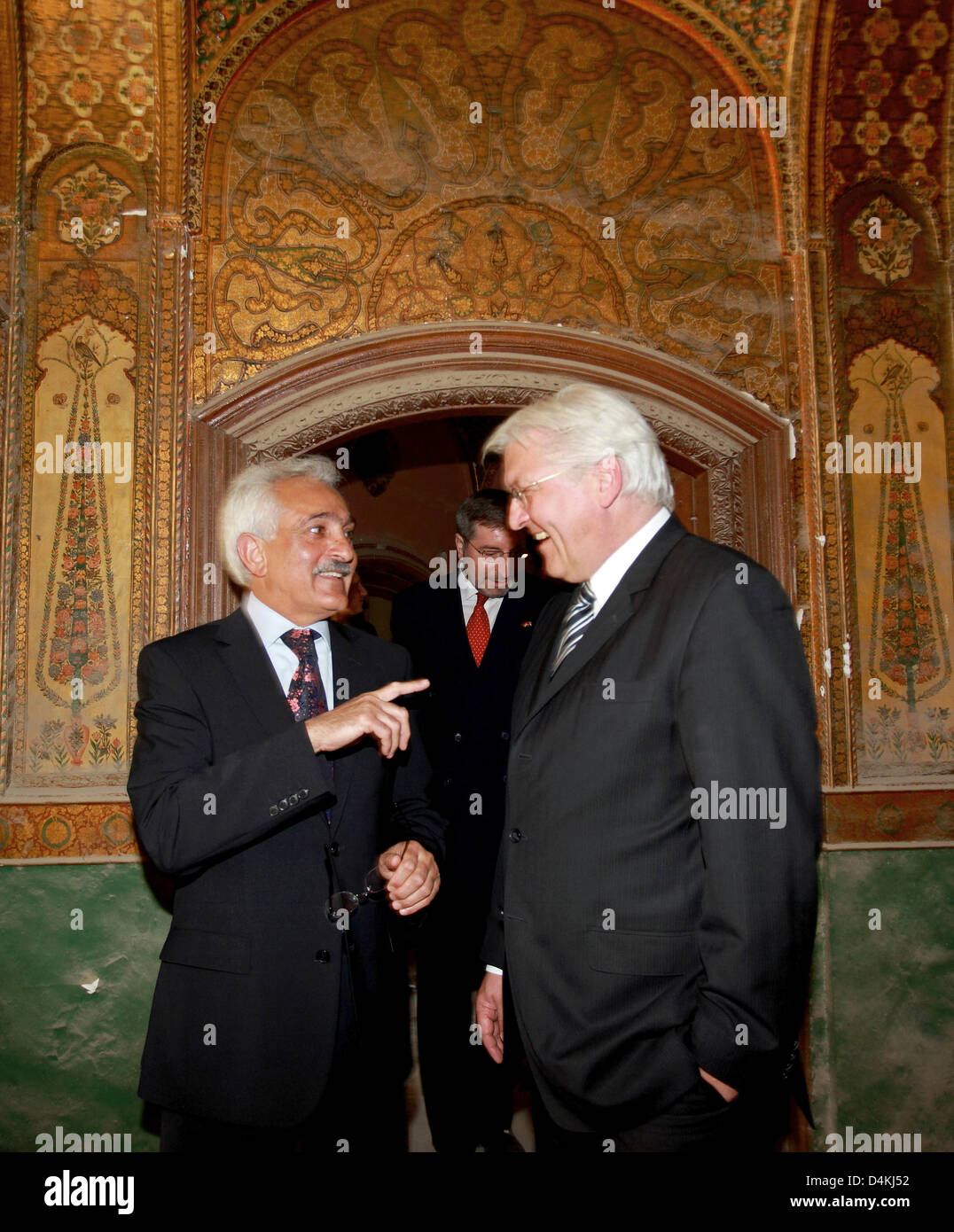 Le ministre allemand des affaires étrangères, Frank-Walter Steinmeier (R) et le Ministre afghan des affaires étrangères Rangin Dadfar Spanta visiter le pavillon de thé du Président ?s palace à Kaboul, Afghanistan, le 29 avril 2009. Steinmeier est sur sa quatrième visite officielle en Afghanistan. Photo : MARCEL METTELSIEFEN Banque D'Images