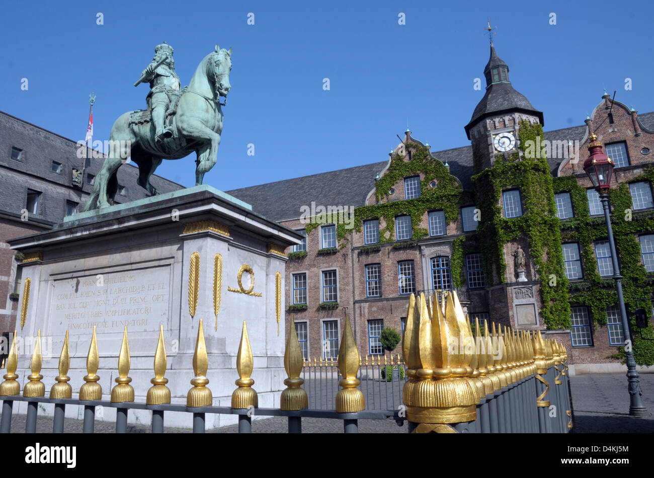 Le rider statue de Johann Wilhelm von Pfalz-Neuburg est représenté en face de l'hôtel de ville à Duesseldorf, Allemagne, 20 avril 2009. Photo : Horst Ossinger Banque D'Images