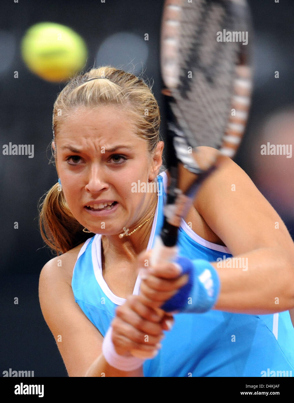 L'allemand Sabine Lisicki joue un revers au cours de son premier match contre la Suisse Schnyder à Porsche Tennis Grand Prix à Stuttgart, Allemagne, 29 avril 2009. Lisicki bat Schnyder 6-4 et 6-3. Photo : Bernd Weissbrod Banque D'Images