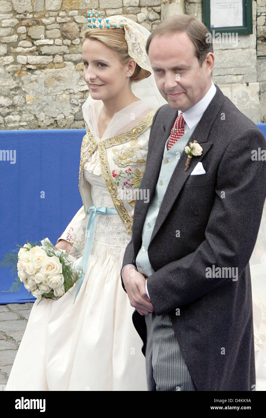 Prince français Jean d ?Orléans et de la princesse Philomena, Duc et  Duchesse de Vendôme, quitter la cathédrale après leur mariage à l'église à  Senlis, France, 02 mai 2009. Photo : Albert