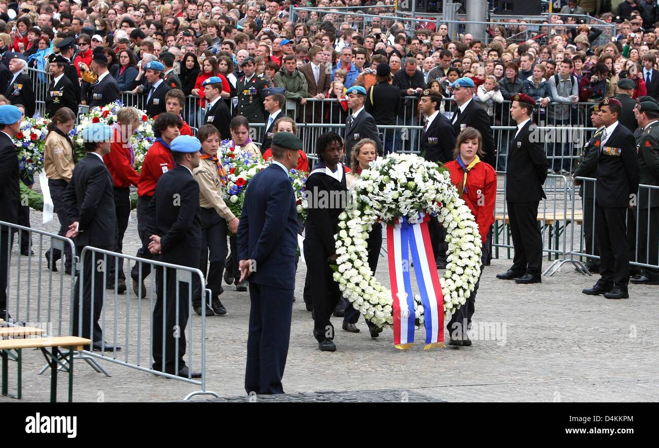 Les adolescents néerlandais au cours de la dépose des couronnes du Jour du Souvenir national, sur la place du Dam à Amsterdam, Pays-Bas, 04 mai 2009. Cette année, le Jour du Souvenir ont eu lieu avec un niveau de sécurité plus élevé en raison de la Reine ?s jour tragédie. C ?est la première fois que la Reine, le Prince héritier et son épouse apparaissent en public après la tragédie. En reconnaissance pour la présence de la Famille royale Banque D'Images