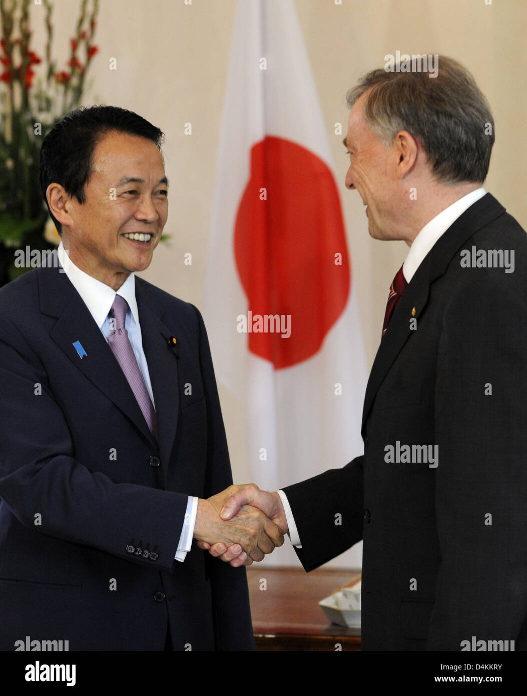 Le président allemand Horst Koehler se félicite le Japon ?s le premier ministre Taro Aso (L) au château de Bellevue de Berlin, Allemagne, le 5 mai 2009. L'Aso, président de Japan ?s Parti libéral-démocrate, est le premier ministre du pays depuis septembre 2008. Photo : RAINER JENSEN Banque D'Images