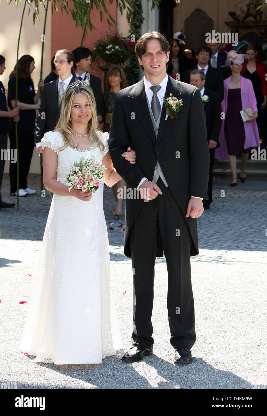 Bjoern Le Comte Bernadotte, fils aîné des propriétaires de Mainau, pose avec son épouse, la Comtesse autrichienne Sandra Bernadotte (née Angerer), après leur mariage à l'église sur l'île de Mainau, Allemagne, 07 mai 2009. Des personnalités de la culture et de la société et des membres de plusieurs familles aristocratiques étaient parmi les 170 invités. Photo : Albert Nieboer (Pays-Bas) Banque D'Images