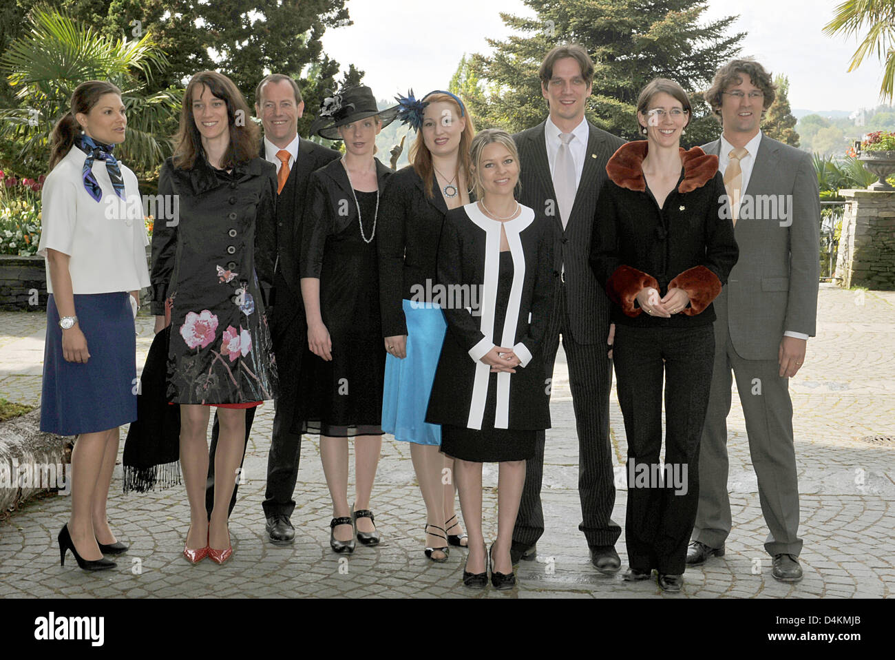 La princesse Victoria de Suède (L-R), la Comtesse Catherina Bernadotte, son mari Romuald Ruffing, Christine Stoltmann, Diana Comtesse Bernadotte, Sandra Comtesse Bernadotte, Bjoern Le Comte Bernadotte, Bettina Comtesse Bernadotte et son mari Philipp Haug arrivent pour l'inauguration de l'Sonja et Lennart Bernadotte carré sur l'île de Mainau, Allemagne, 08 mai 2009. Lennart compter être Banque D'Images