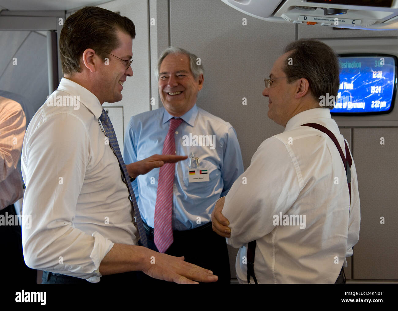 (L-R) Le ministre allemand de l'Économie Karl-Theodor zu Guttenberg, consultant de l'entreprise Roland Berger et Linde membre exécutif du conseil d'Aldo Belloni chat pendant le vol de Munich, Allemagne, à Abu Dhabi, Émirats arabes unis (EAU) le 09 mai 2009. Accompagné d'une délégation de l'économie M. zu Guttenberg est sur une visite de trois jours à l'eau et l'Arabie Saoudite. Photo : GRIMM PAR LES PAIRS Banque D'Images