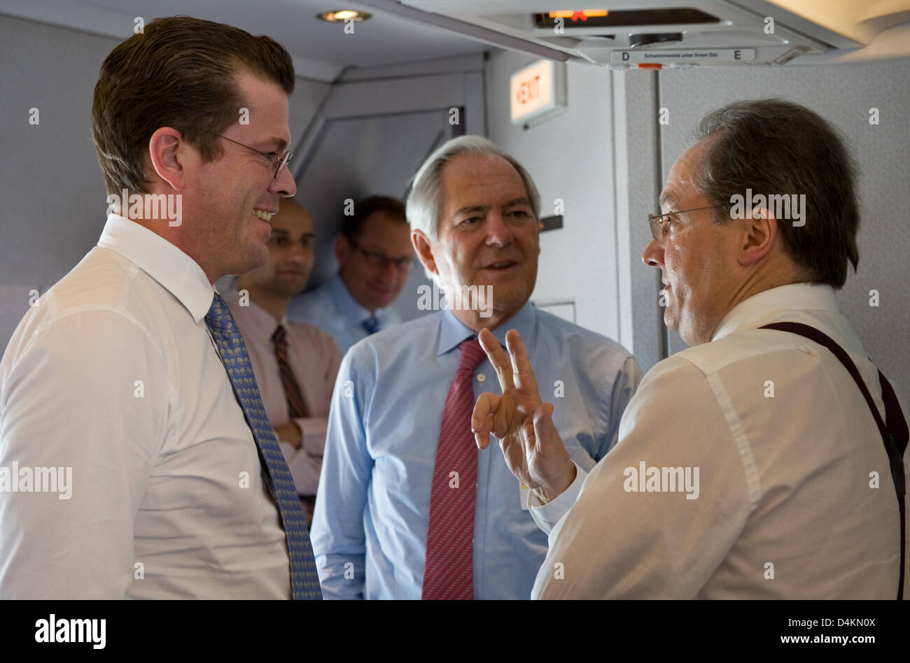 (L-R) Le ministre allemand de l'Économie Karl-Theodor zu Guttenberg, consultant de l'entreprise Roland Berger et Linde membre exécutif du conseil d'Aldo Belloni chat pendant le vol de Munich, Allemagne, à Abu Dhabi, Émirats arabes unis (EAU) le 09 mai 2009. Accompagné d'une délégation de l'économie M. zu Guttenberg est sur une visite de trois jours à l'eau et l'Arabie Saoudite. Photo : GRIMM PAR LES PAIRS Banque D'Images