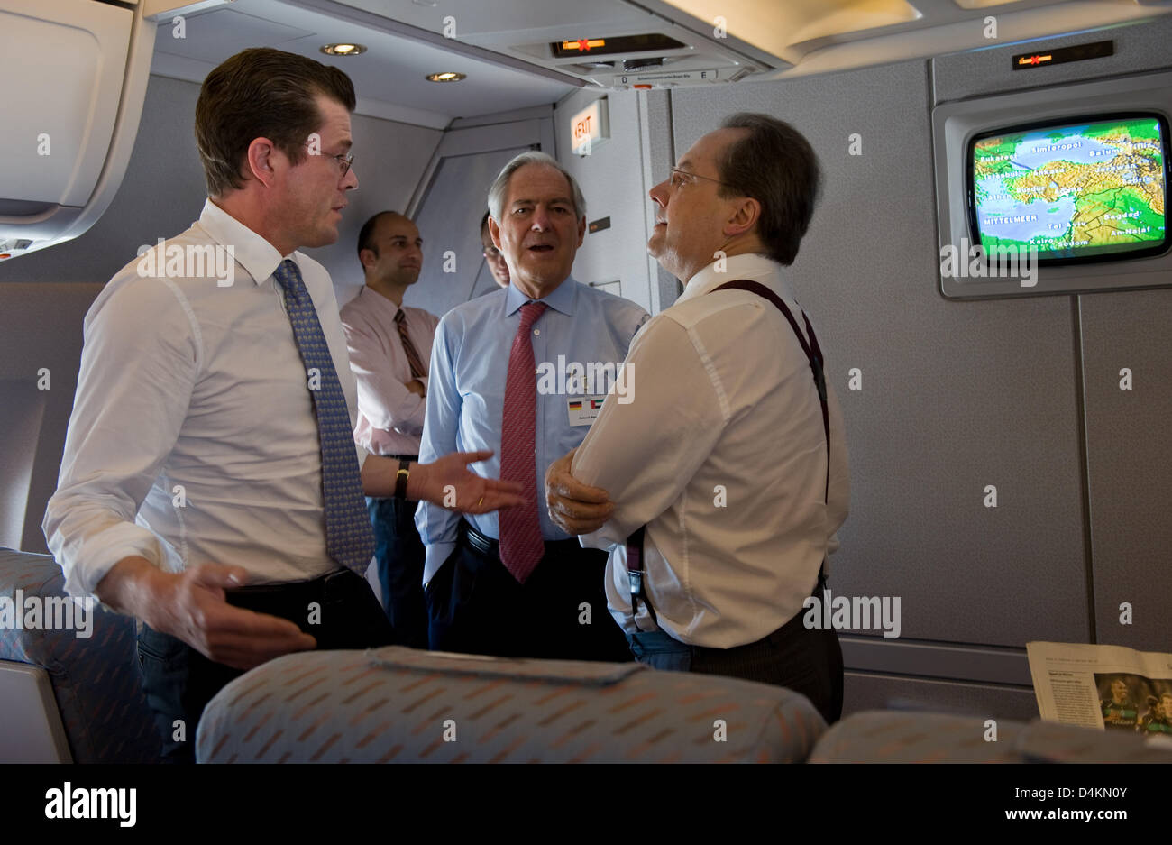 (L-R) Le ministre allemand de l'Économie Karl-Theodor zu Guttenberg, consultant de l'entreprise Roland Berger et Linde membre exécutif du conseil d'Aldo Belloni chat pendant le vol de Munich, Allemagne, à Abu Dhabi, Émirats arabes unis (EAU) le 09 mai 2009. Accompagné d'une délégation de l'économie M. zu Guttenberg est sur une visite de trois jours à l'eau et l'Arabie Saoudite. Photo : GRIMM PAR LES PAIRS Banque D'Images