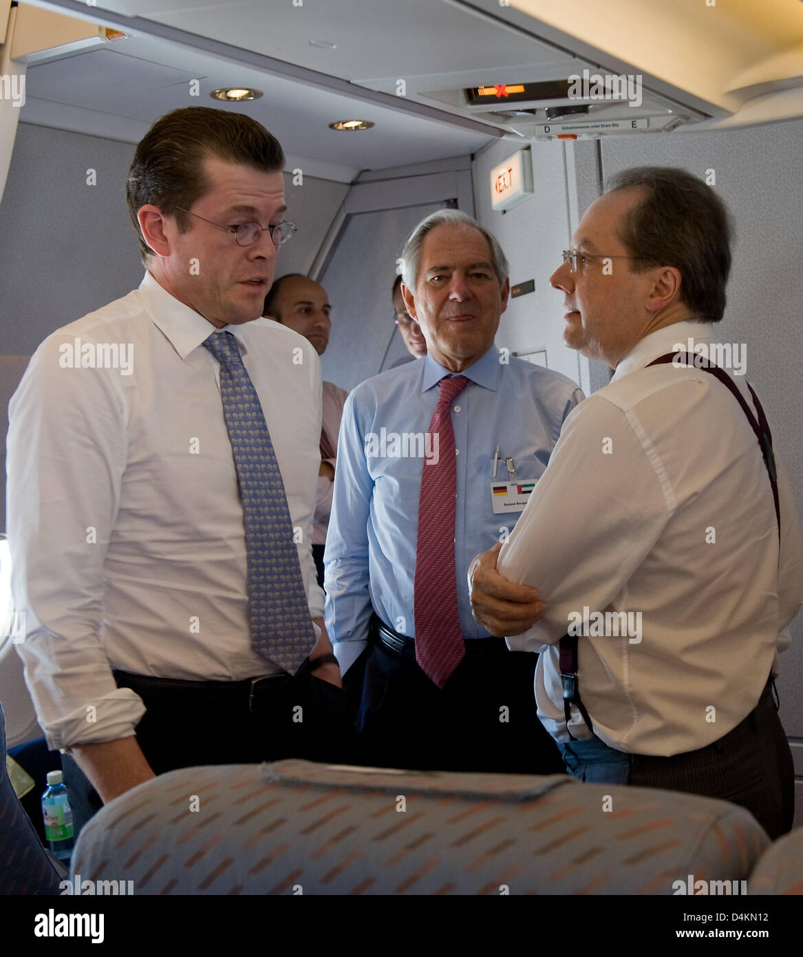 (L-R) Le ministre allemand de l'Économie Karl-Theodor zu Guttenberg, consultant de l'entreprise Roland Berger et Linde membre exécutif du conseil d'Aldo Belloni chat pendant le vol de Munich, Allemagne, à Abu Dhabi, Émirats arabes unis (EAU) le 09 mai 2009. Accompagné d'une délégation de l'économie M. zu Guttenberg est sur une visite de trois jours à l'eau et l'Arabie Saoudite. Photo : GRIMM PAR LES PAIRS Banque D'Images