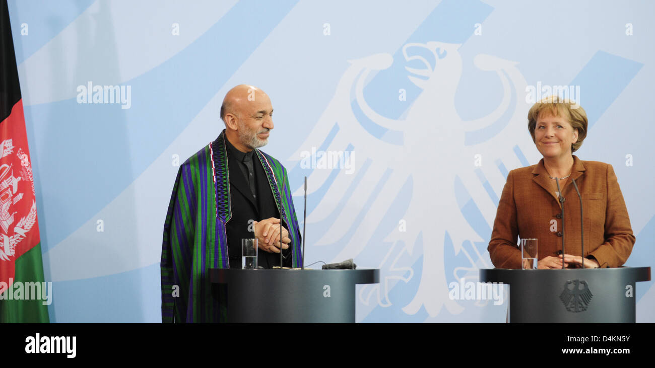 La chancelière allemande Angela Merkel (R) et l'Afghanistan ?s le président Hamid Karzai donner une conférence de presse conjointe à la Chancellerie fédérale à Berlin, Allemagne, 10 mai 2009. Merkel et Karzaï se sont réunis à Berlin pour des entretiens bilatéraux. Photo : KLAUS-DIETMAR GABBERT Banque D'Images