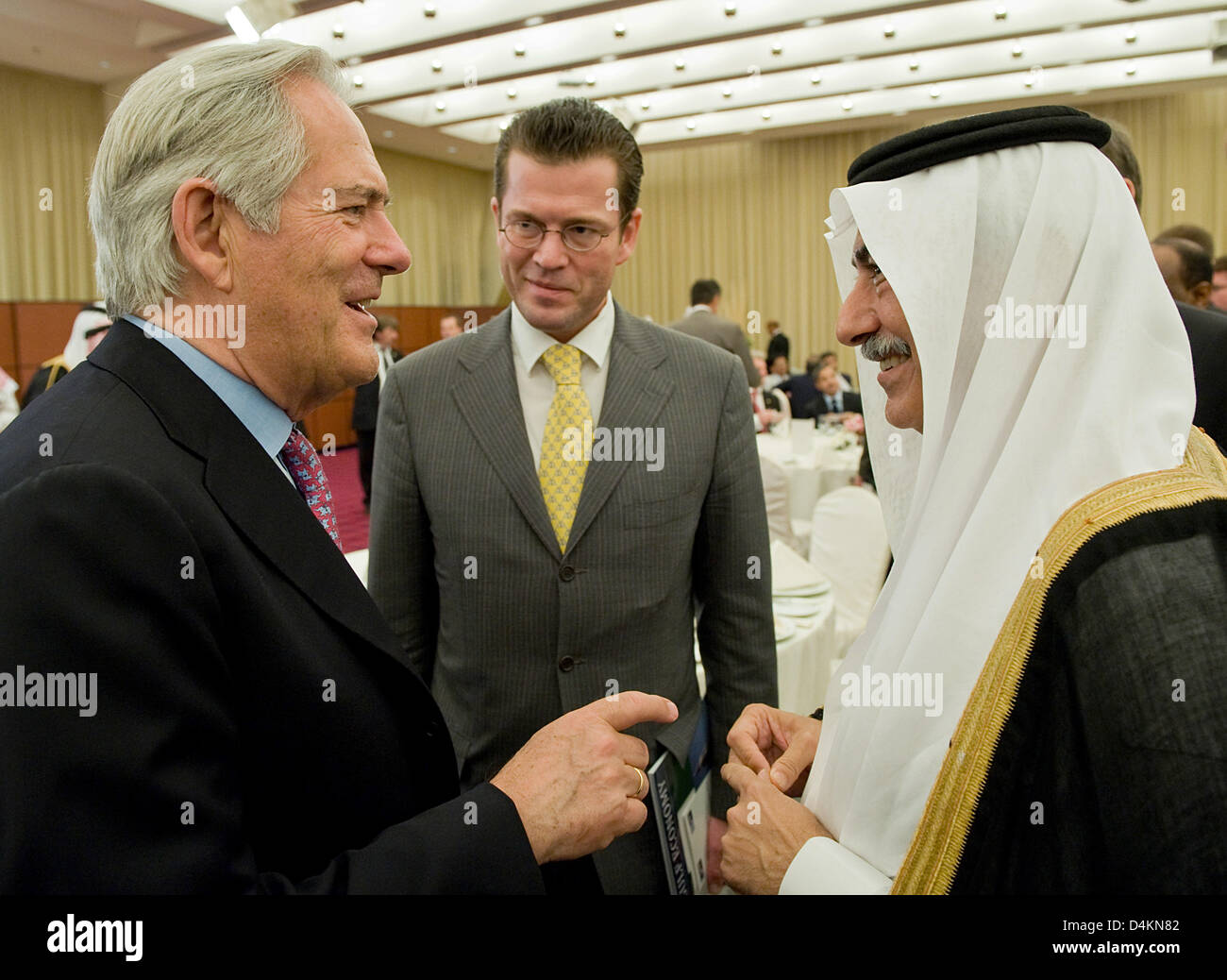 Le ministre allemand de l'Économie Karl-Theodor zu Guttenberg (C) et management consultant Roland Berger (L) parler de l'Arabie saoudite le ministre des Finances, Ibrahim Abdul Aziz Al Assaf à Riyad, en Arabie Saoudite, le 10 mai 2009. Accompagné d'une délégation de l'économie zu Guttenberg est sur une visite de trois jours aux Emirats Arabes Unis et l'Arabie Saoudite. Photo : Grimm par les pairs Banque D'Images