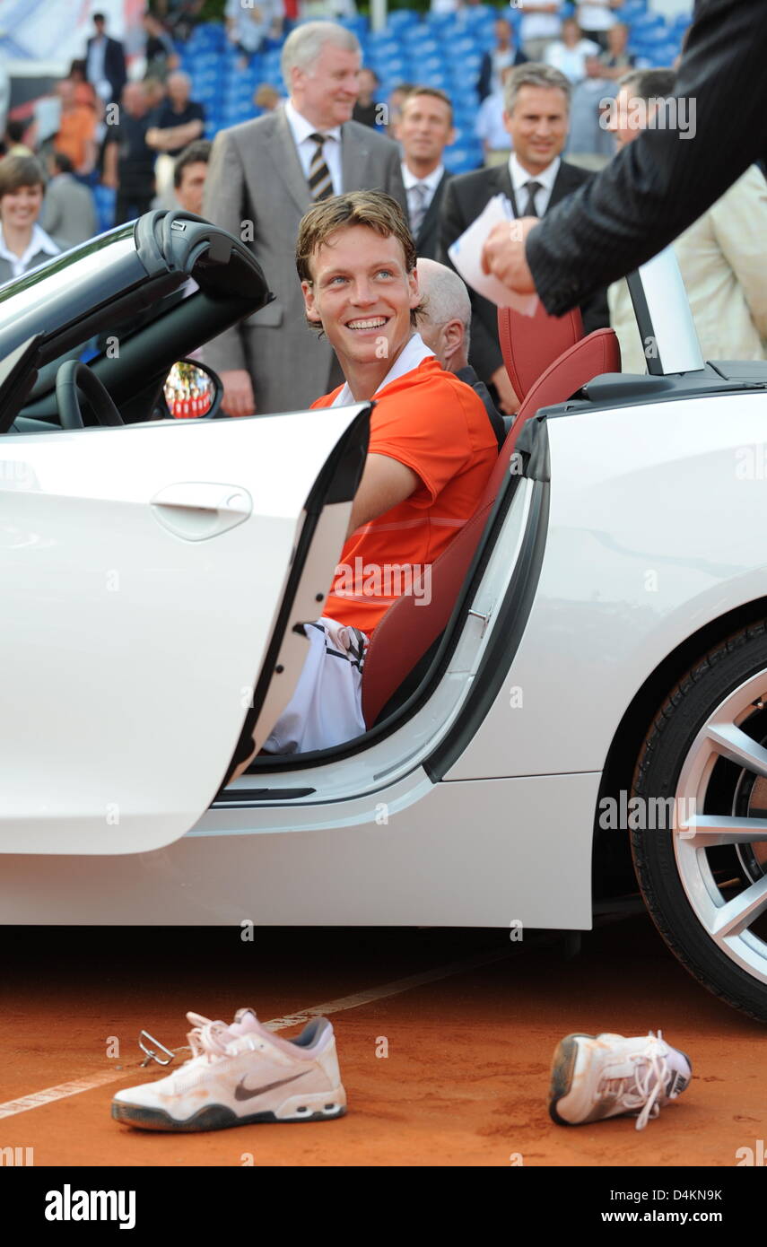 République Tchèque Tomas Berdych sourire alors qu'il est assis dans sa nouvelle BMW Z4 cabriolet qu'il a gagné en finale contre le Russe Youzhny à l'Open BMW à Munich, Allemagne, 10 mai 2009. Berdych a battu Youzhny 6-4, 4-6 et 7-6. Photo : Tobias HASE Banque D'Images