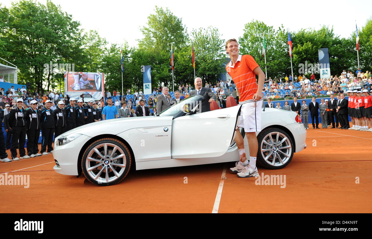 République Tchèque Tomas Berdych sourit devant son nouveau BMW Z4 cabriolet qu'il a gagné en finale contre le Russe Youzhny à l'Open BMW à Munich, Allemagne, 10 mai 2009. Berdych a battu Youzhny 6-4, 4-6 et 7-6. Photo : Tobias HASE Banque D'Images