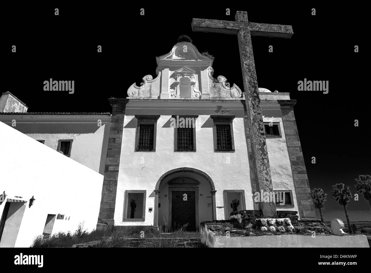 Le Portugal, l'Alentejo : version noir et blanc de l'ancien monastère Convento da Orada dans Monsaraz Banque D'Images