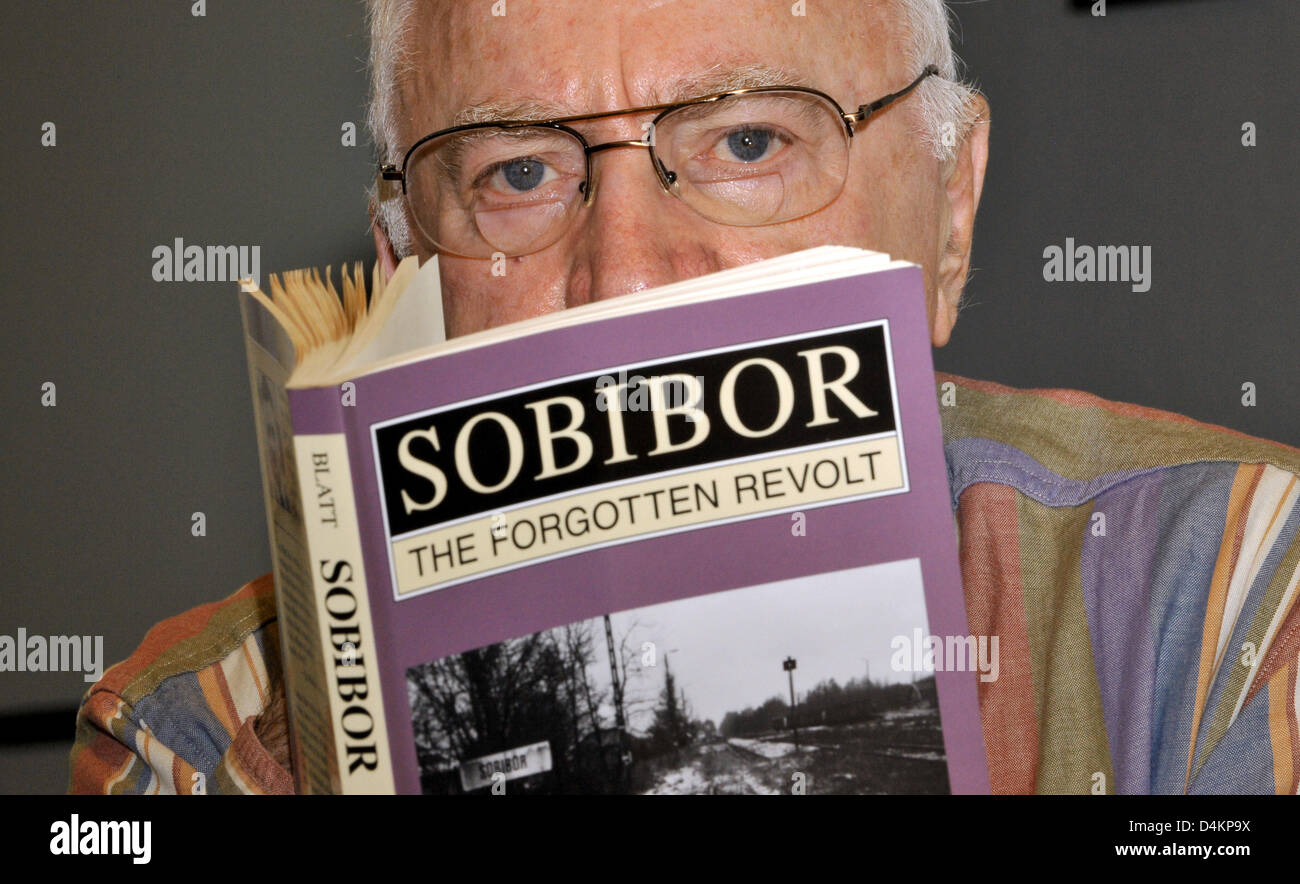 Thomas Blatt, susceptibles d'être le seul survivant d'un camp d'extermination de Sobibor, pose avec son livre ?Sobibor, la révolte oublié ? Dans les chambres de son attourney à Munich, Allemagne, 14 mai 2009. Comme un garçon de 15 ans Blatt a perdu ses parents et son frère à Sobibor et s'associer à une action contre Ivan ?John ? Demjanjuk. Photo : Frank Leonhardt Banque D'Images