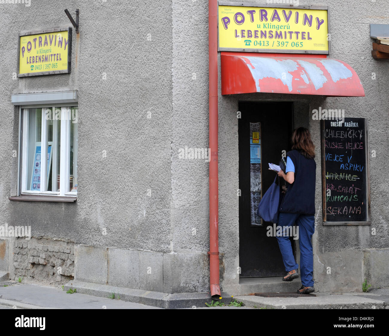 Une femme entre dans une épicerie à Dolni Poustevna, République tchèque, 29 avril 2009. Il y a cinq ans le 01 mai 2004 l'Union européenne (UE) a accueilli dix nouveaux États membres, la normalité a établi à la frontière longue de 570 kilomètres à l'Etat fédéral allemand de Saxe avec Czech Republi et Pologne. Photo : Ralf Hirschberger Banque D'Images